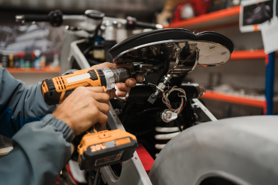 Fotografia de un hombre reparando una motocicleta